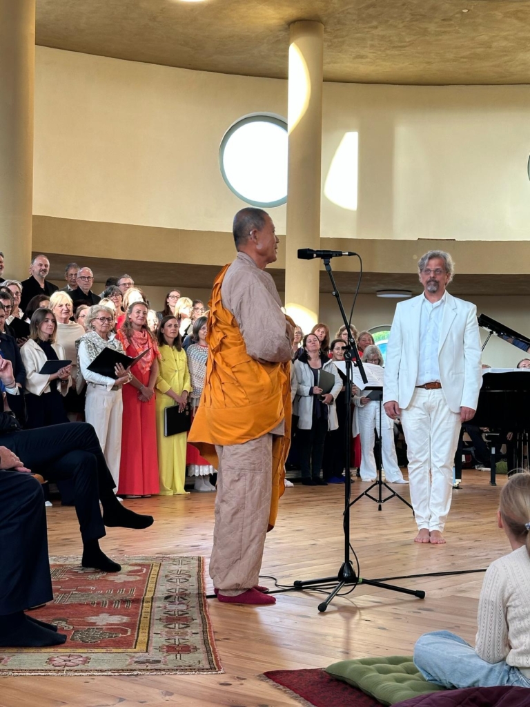 Gospelchor, Friedenskonzert im Stupa, Sunim hält Ansprache