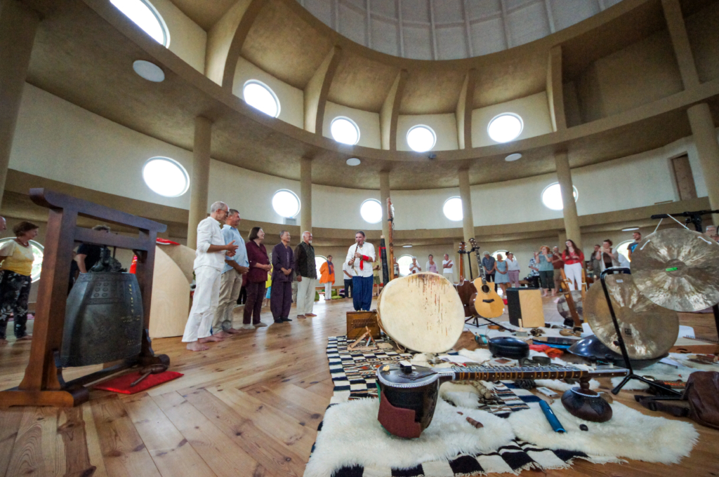 archaischer Klangzauber im Friedensstupa Grafenwörth: Horst Nurschinger, Rudi Praschl-Bichler, Elisabeth Lindmayer, Sunim Tenzin Tharchin, Gerhard Hajny, Daniel Yononindo