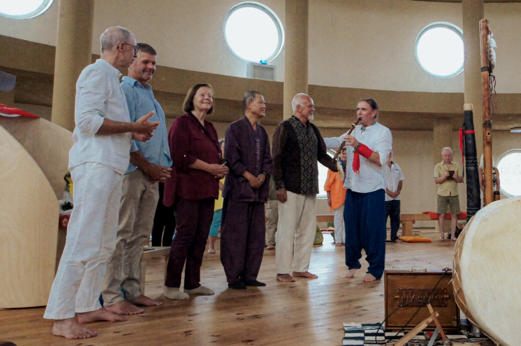 archaischer Klangzauber im Friedensstupa Grafenwörth: Horst Nurschinger, Rudi Praschl-Bichler, Elisabeth Lindmayer, Sunim Tenzin Tharchin, Gerhard Hajny, Daniel Yononindo