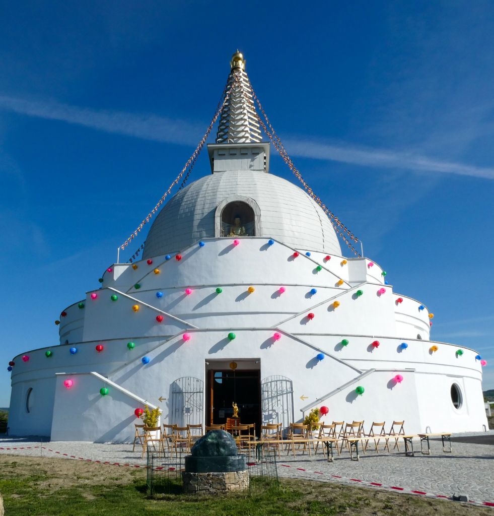 Stupa mit Lampions geschmueckt