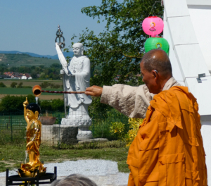 Moench Sunim badet den kleinen Buddha