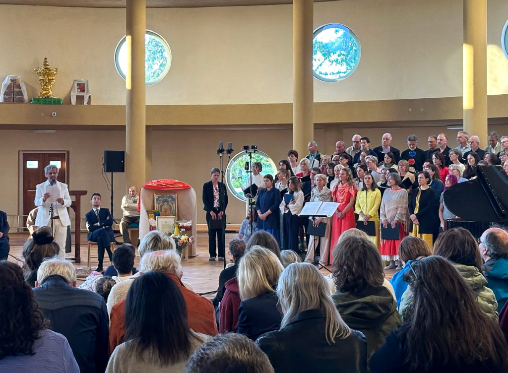 Gospelchor, Friedenskonzert im Stupa, Mag. Augustinus Brunner spricht