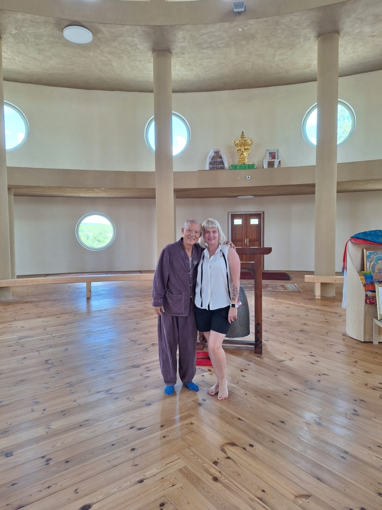 Sunim und eine Begleiterin der ukrainischen Kinder