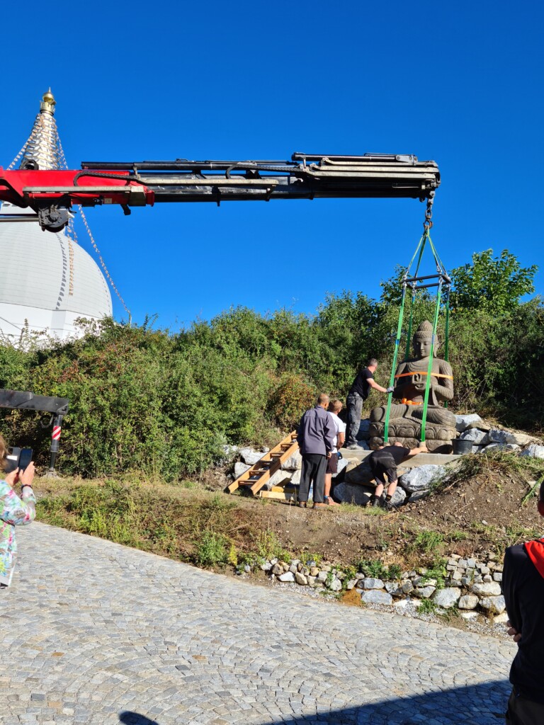Der Kran bringt die Statue an seinen Platz