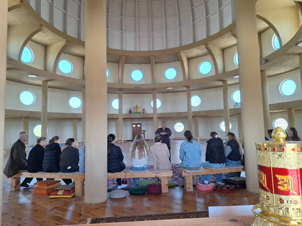 Sunim_spricht_im_Stupa