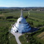 Der Friedensstupa aus der Vogelperspektive